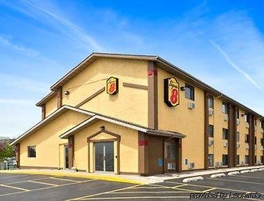 Super 8 By Wyndham Cedar Rapids Hotel Екстериор снимка