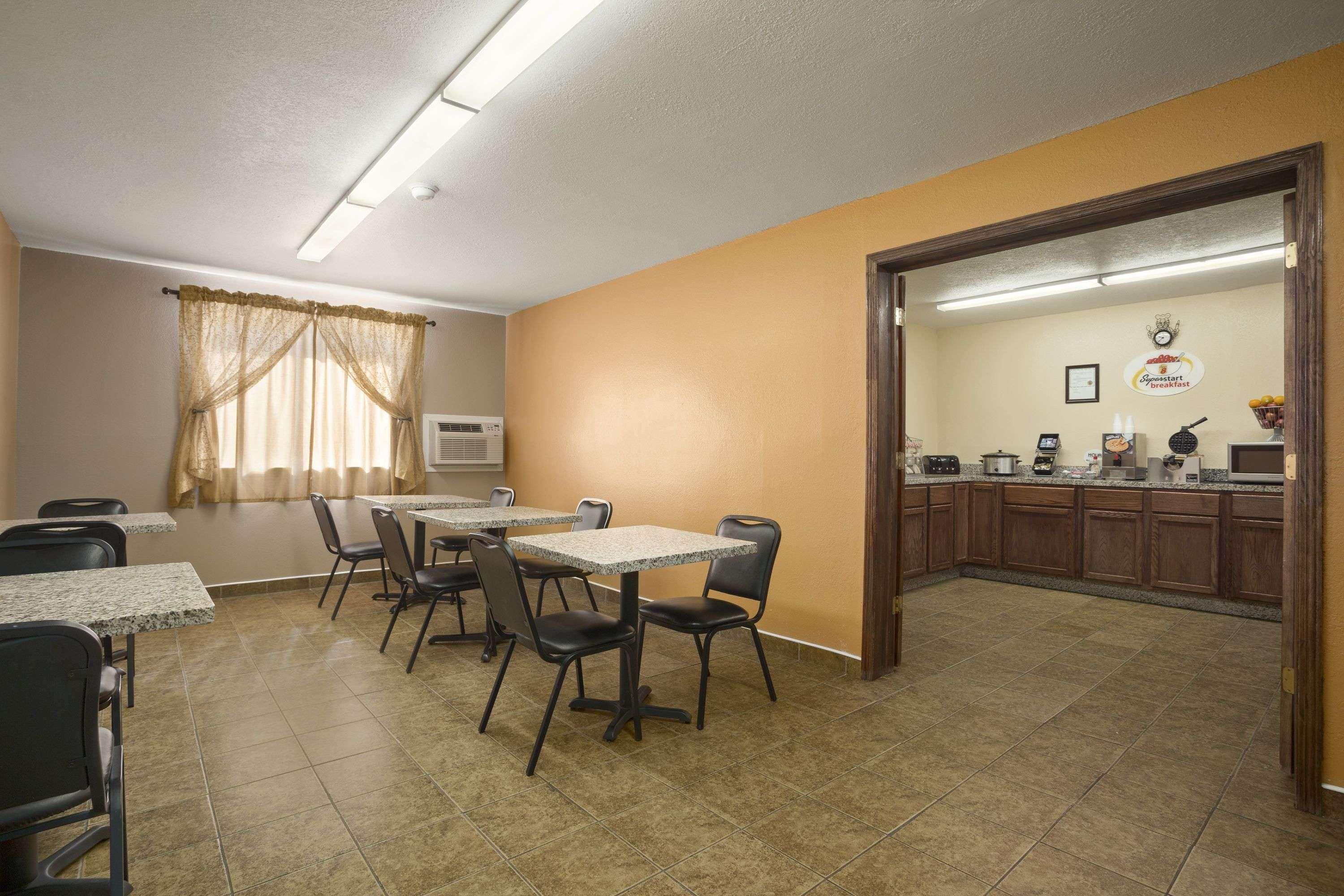 Super 8 By Wyndham Cedar Rapids Hotel Екстериор снимка