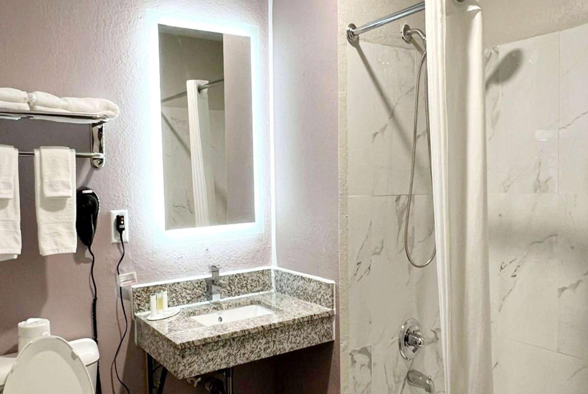 Super 8 By Wyndham Cedar Rapids Hotel Екстериор снимка