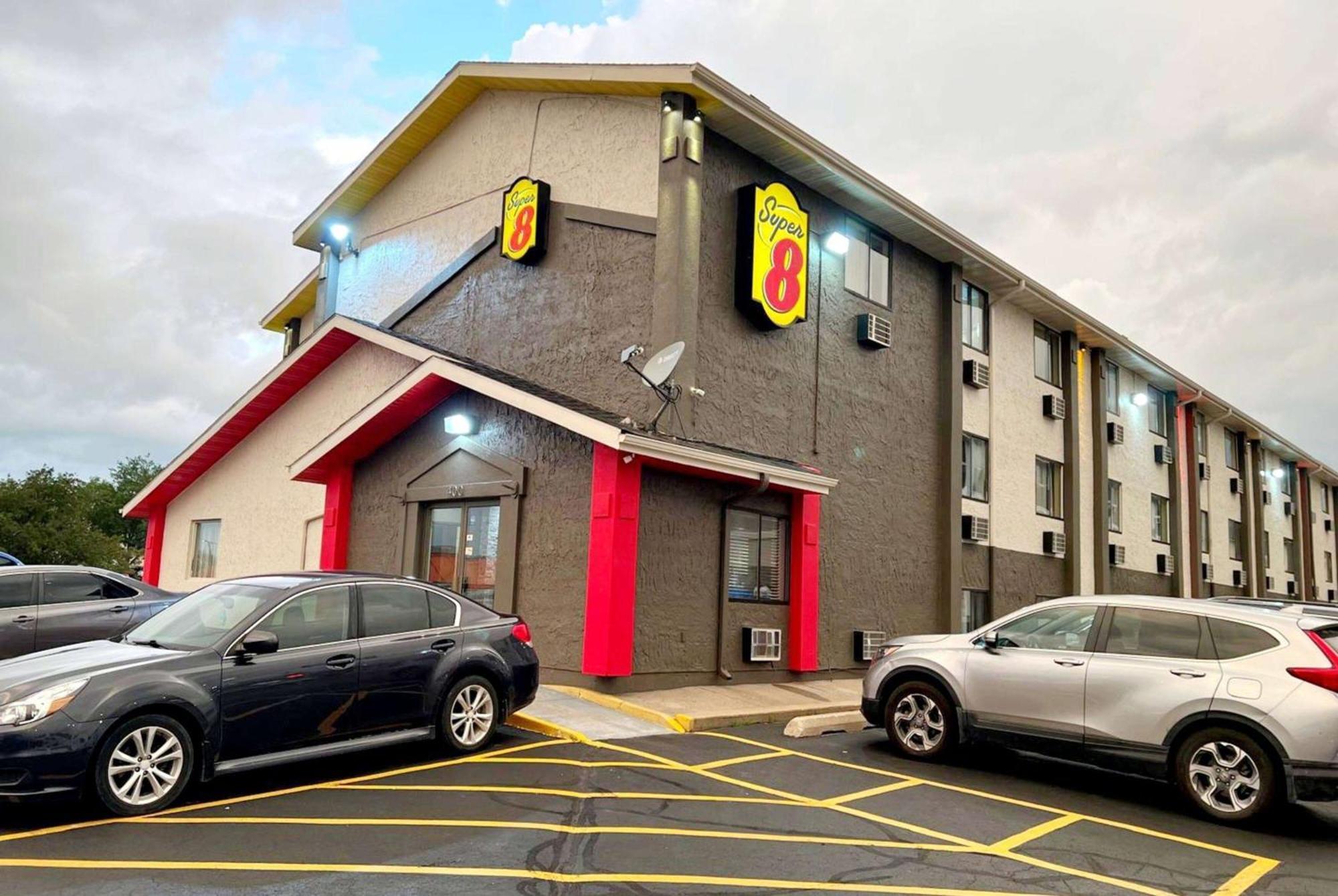 Super 8 By Wyndham Cedar Rapids Hotel Екстериор снимка
