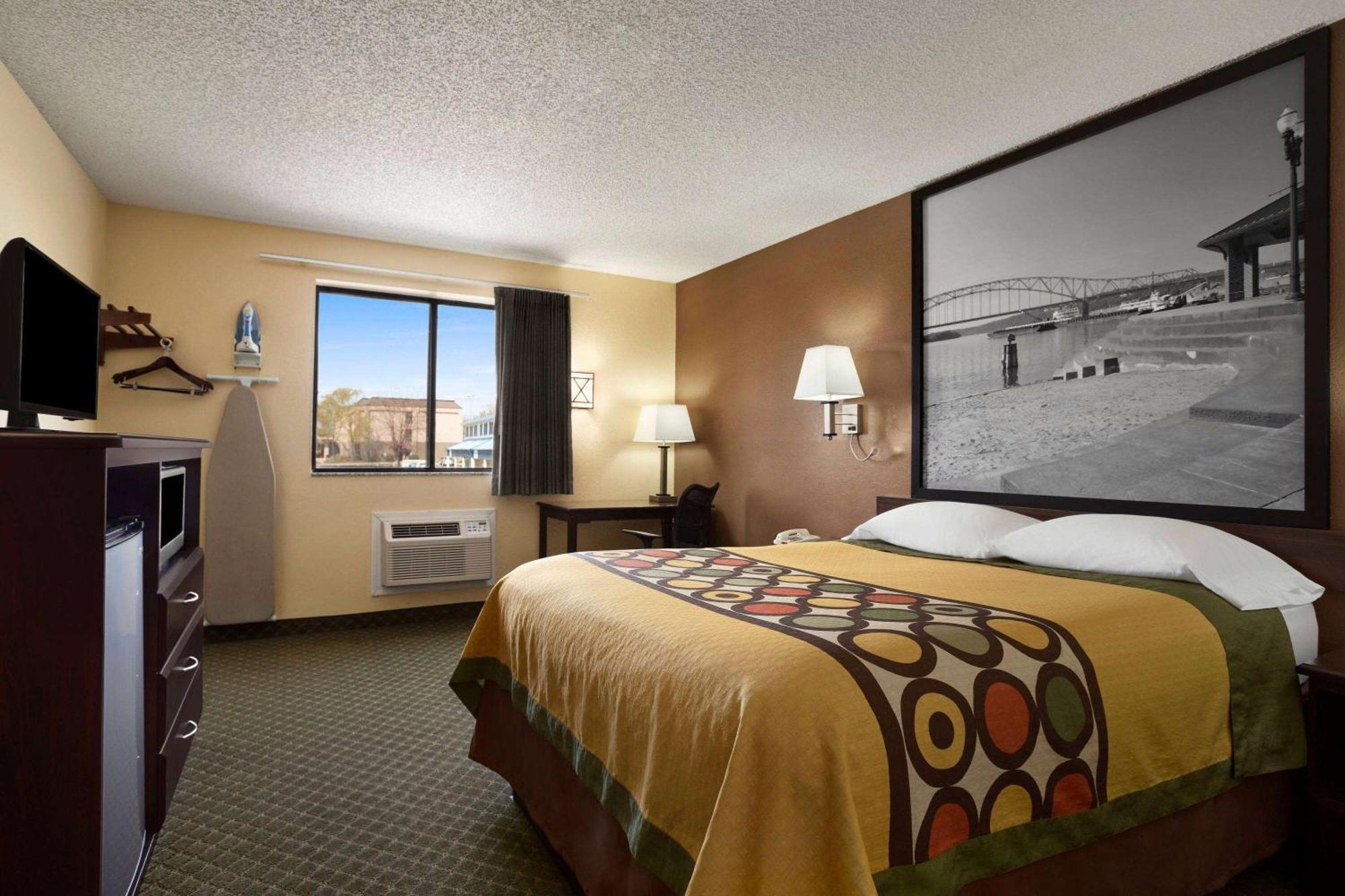 Super 8 By Wyndham Cedar Rapids Hotel Екстериор снимка