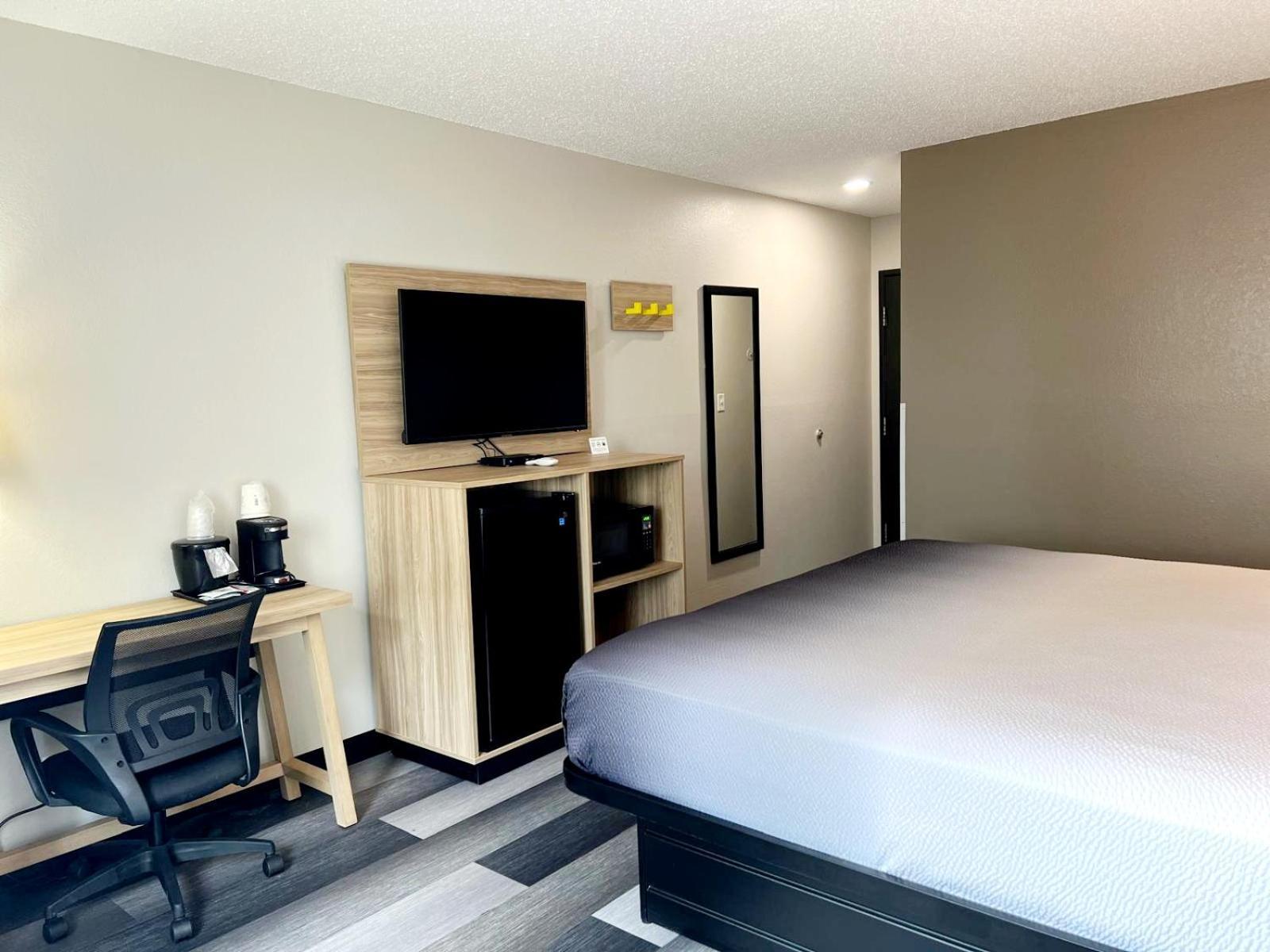 Super 8 By Wyndham Cedar Rapids Hotel Екстериор снимка