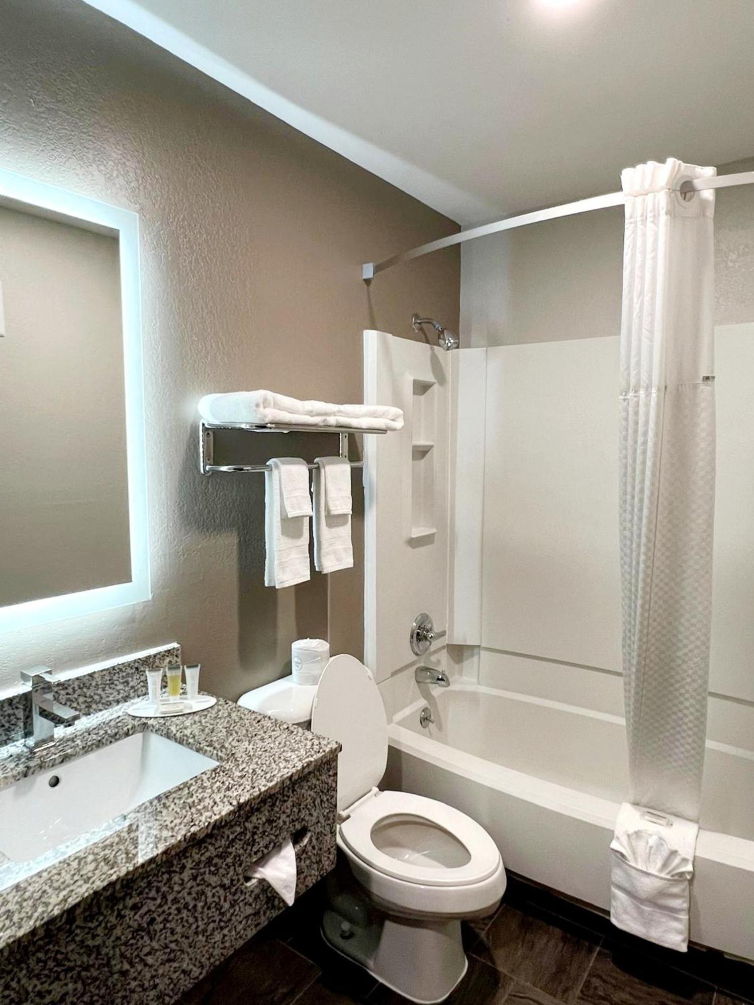 Super 8 By Wyndham Cedar Rapids Hotel Екстериор снимка