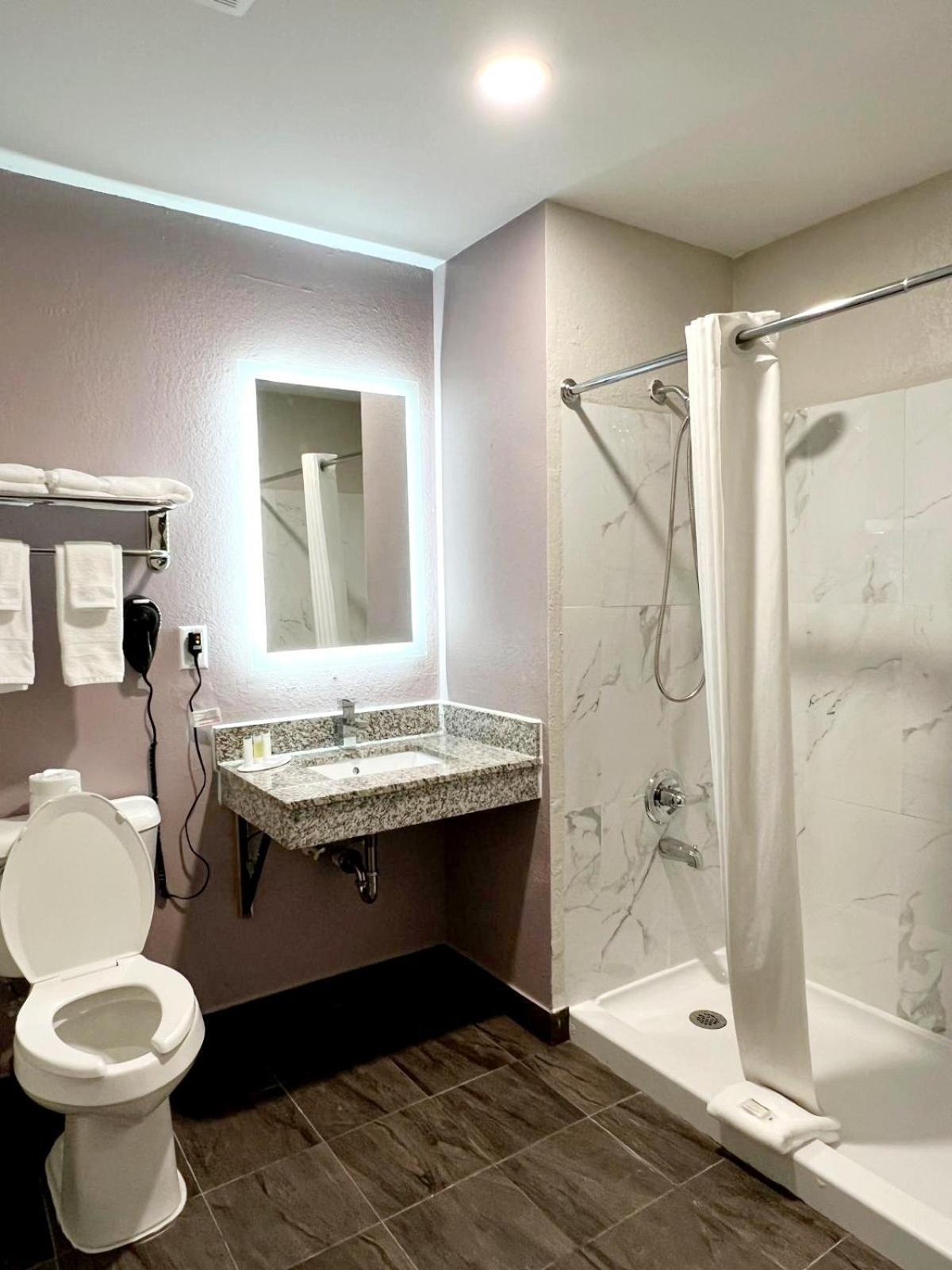 Super 8 By Wyndham Cedar Rapids Hotel Екстериор снимка