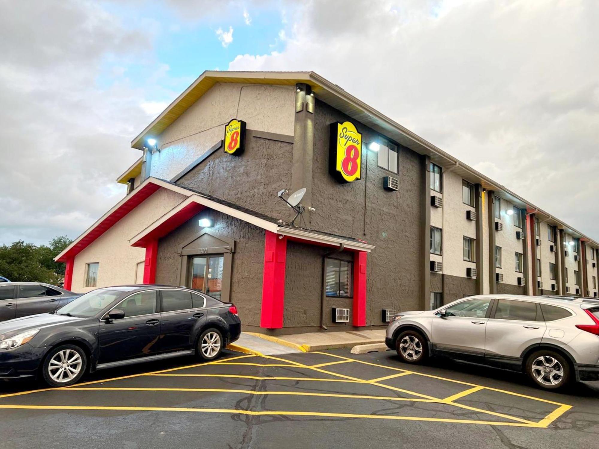 Super 8 By Wyndham Cedar Rapids Hotel Екстериор снимка