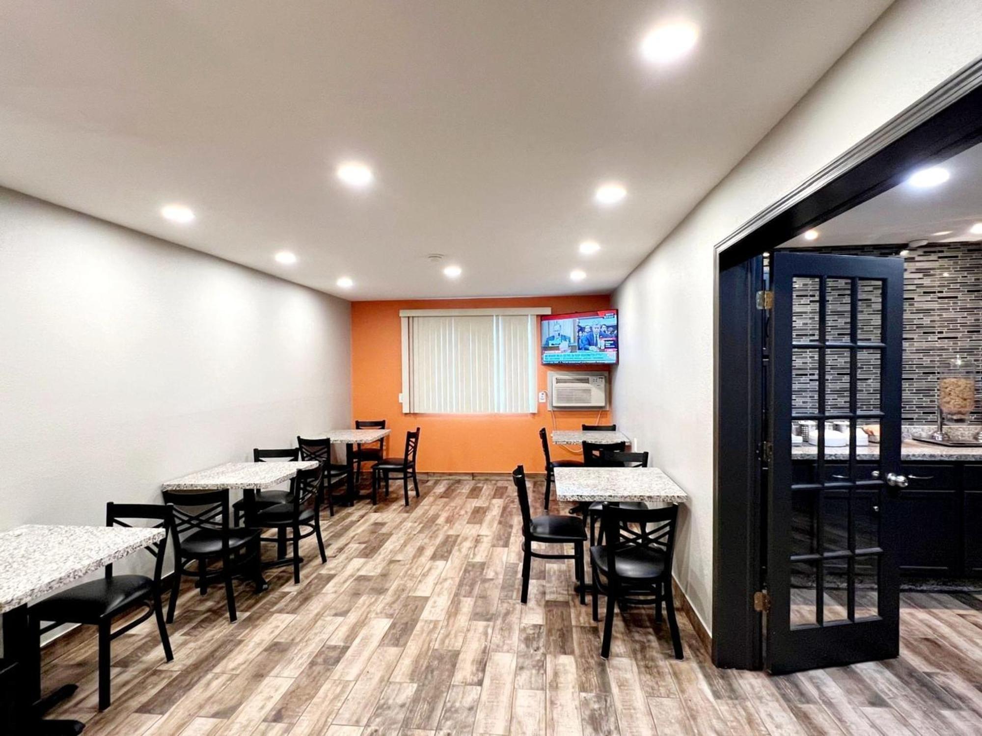 Super 8 By Wyndham Cedar Rapids Hotel Екстериор снимка