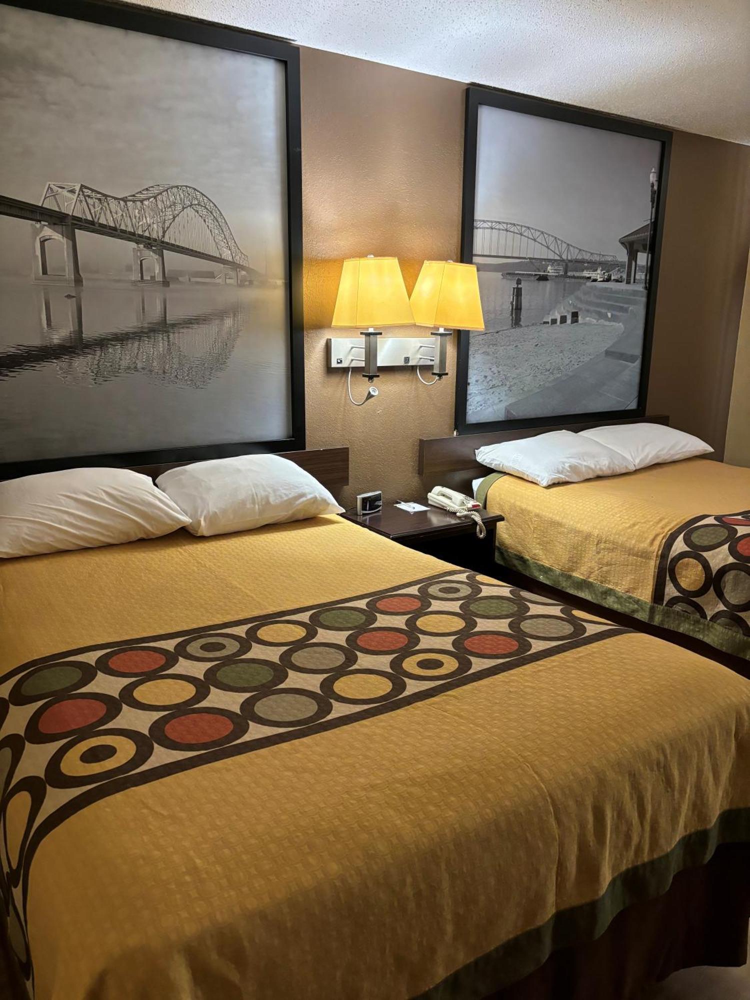 Super 8 By Wyndham Cedar Rapids Hotel Екстериор снимка