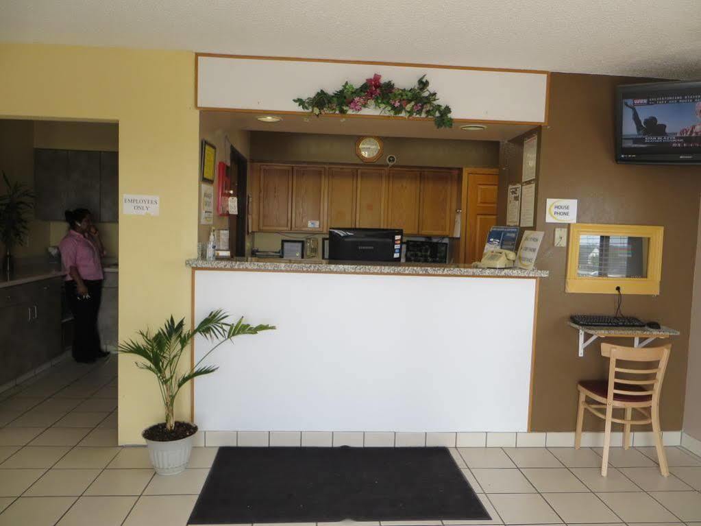 Super 8 By Wyndham Cedar Rapids Hotel Екстериор снимка