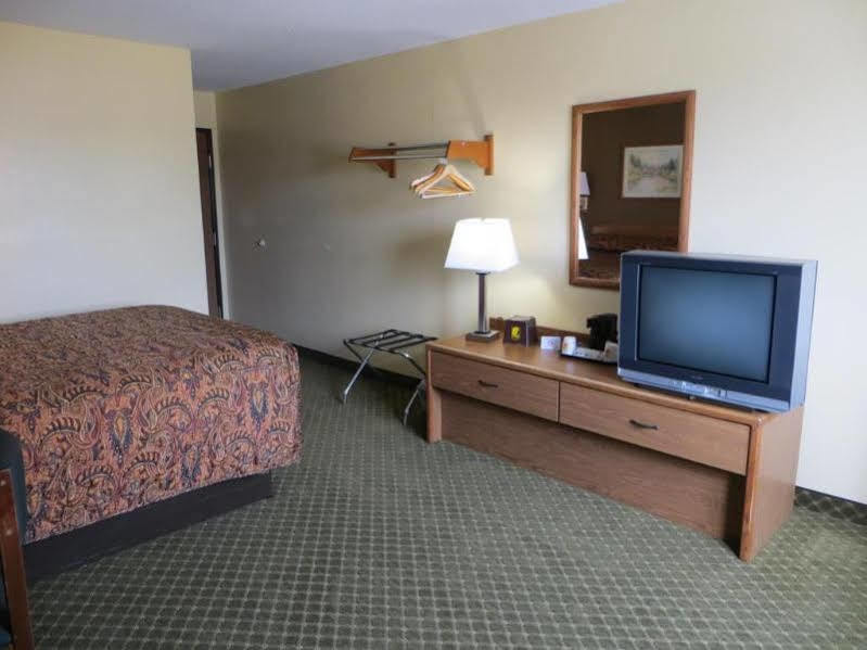 Super 8 By Wyndham Cedar Rapids Hotel Екстериор снимка