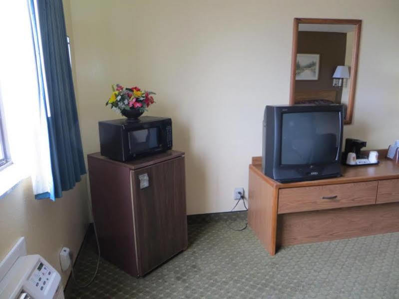 Super 8 By Wyndham Cedar Rapids Hotel Екстериор снимка